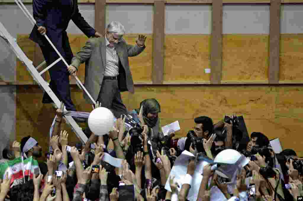 Pro-reform Iranian presidential candidate Mohammad Reza Aref waves to his supporters at a rally one day before dropping out of the race, Tehran, Iran, June 10, 2013.