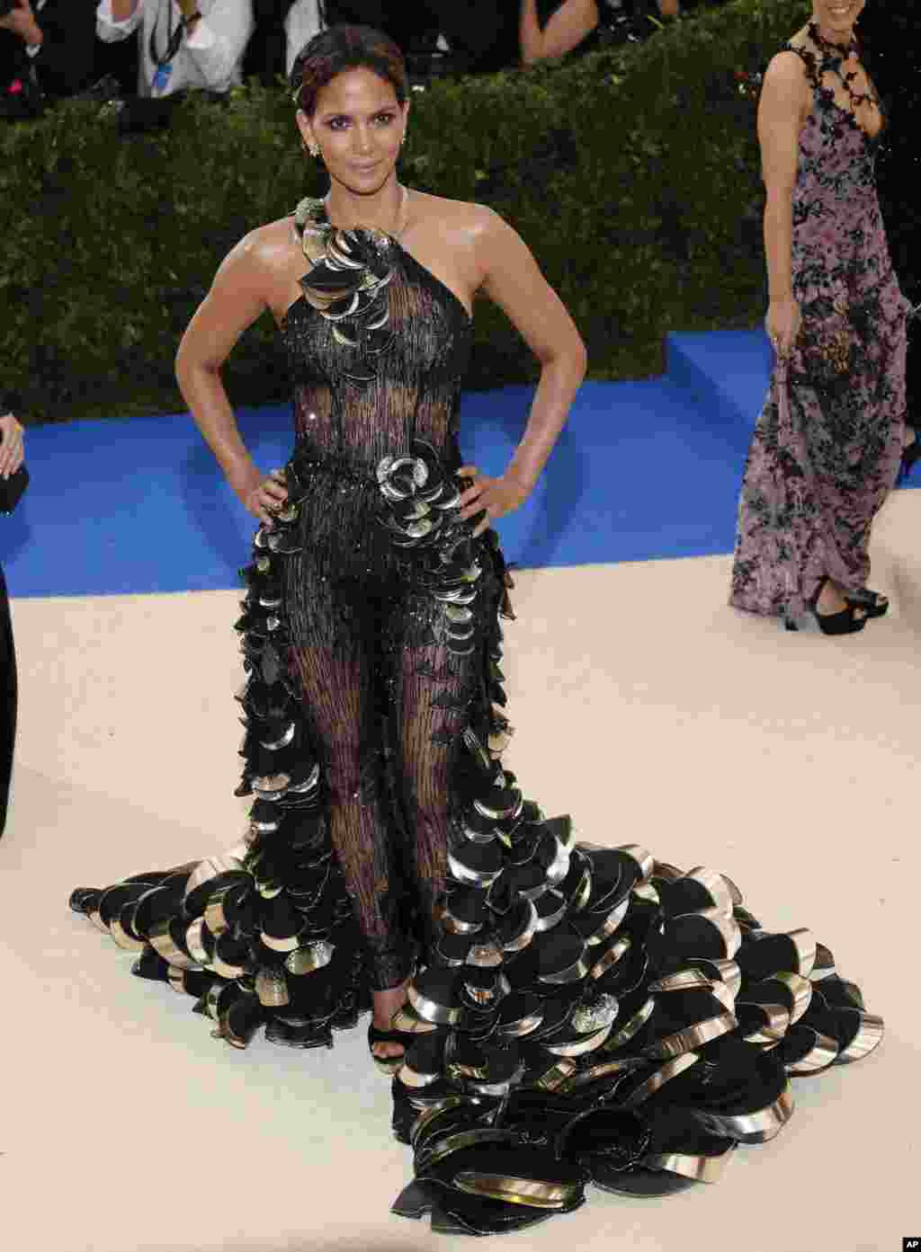 美国演员哈莉·贝瑞 (Halle Berry) 参加在纽约大都会博物馆举办的时装馆慈善晚会,庆祝"介乎其中的艺术"展览开幕。(2017年5月1日)这位黑白混血女演员是1986年美國小姐、
