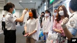 2015年6月5日人们在韩国釜山机场被测温检查可能携带中东呼吸综合症。
