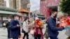 香港即将在2月10日实施最严厉防疫，不少市民2月9日赶在黄大仙庙关闭前夕入场参拜 (美国之音/汤惠芸)