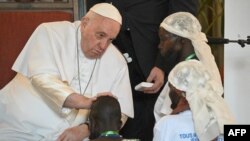 Bamwe mu bakirisu bahawe umugisha na Papa Fransisiko