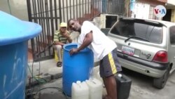 Mujeres y niños cargan con el peso de las fallas de agua en Venezuela