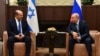 El presidente ruso, Vladimir Putin, a la derecha, y el primer ministro israelí, Naftali Bennett, hablan durante su reunión en Sochi, Rusia, el viernes 22 de octubre de 2021. (Evgeny Biyatov, Sputnik, foto del pool del Kremlin vía AP)