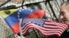 Archivo- Un hombre sostiene banderas de Venezuela y Estados Unidos durante un acto político en Nueva York, el 17 de noviembre de 2006.