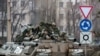Des militaires montent au sommet d'un véhicule blindé de la Russie à Armyansk, en Crimée, le 25 février 2022. (Photo AFP/STRINGER )