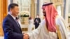 2022年12月9号，沙特阿拉伯王储及内阁首相穆罕默德·本·萨勒曼（右）欢迎中国国家主席习近平出席海湾国家合作委员会峰会和中国-阿拉伯联盟国家峰会。习近平还会见了海湾国家及其他阿拉伯国家领导人。本照片有沙特通讯社发布，美联社提供。