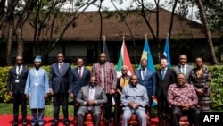 Rais wa Kenya William Ruto (aliyekaa kushoto), Evariste Ndayishimiye wa Burundi (katikati) na rais mstaafu wa Kenya Uhuru Kenyatta (kulia), pamoja na mjumbe maalum wa umoja wa mataifa katika mziwa makuu Huang Xia (wa 3 kutoka kulia kwa waliosimama) Nairobi Kenya Nov 28 ,2022