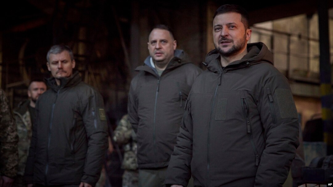 Nan foto sa a ka biwo lapres Prezidans Ikrenyen an pataje ak jounalis yo, Prezidan Volodymyr Zelenskyy (a dwat) pale ak solda nan Bakhmut, Ikren, Madi 20 Desanm, 2022. 