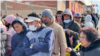 ARCHIVO - Migrantes esperan en los alrededores de la iglesia Sagrado Corazón de El Paso, Texas, el 7 de enero de 2023. 