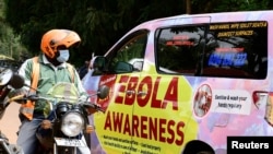 Mobil Ebola Awareness melaju di sepanjang Jalan Kyadondo di tengah wabah Ebola, di Kampala, Uganda, 27 Oktober 2022. (Foto: Reuters)