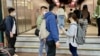 多名便衣警员在化名Anna的中国内地留学生结束维园举白纸示威后，跟踪她到铜锣湾地铁站出入口，要求Anna搭地铁离开 (美国之音/汤惠芸)