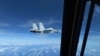 中国一架J-11战斗机在南中国海上空拦截一架美国空军RC-135飞机。（2022年12月21日）