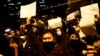 北京民众走上街头举起白纸游行抗议当局严厉的防疫封控措施。（2022年11月27日）