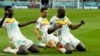 Kalidou Koulibaly du Sénégal, à droite, célèbre avec ses coéquipiers le deuxième but de son équipe lors du match du groupe A de la Coupe du monde de football entre l'Équateur et le Sénégal, au Khalifa International Stadium de Doha, au Qatar, le 29 novembre 2022. 