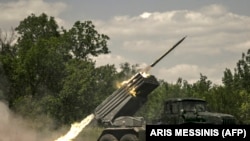 烏克蘭部隊使用美國提供的海馬斯多管火箭系統（MLRS）向俄羅斯軍隊進行攻擊。（資料照）