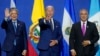 (De goch a dwat) Prezidan Ekwatè Guillermo Lasso, Prezidan Joe Biden, ak Prezidan Kolonbyen Ivan Duque pandan yon rankont sou migrasyon nan Somè Dèz Amerik la, Vandredi 10 Jyen ann Los Angeles. 