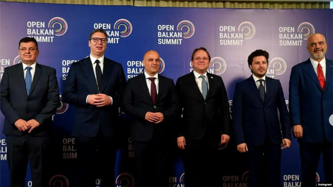 Predstavnici BiH, Srbije, Severne Makedonije, Crne Gore i Albanije i evropski komesar za proširenje Oliver Varhelji na samitu u Ohridu