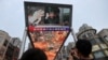 北京一家购物中心外面的一个大型屏幕上播放着中国国家主席习近平访问新疆的新闻画面。（2022年7月15日）
