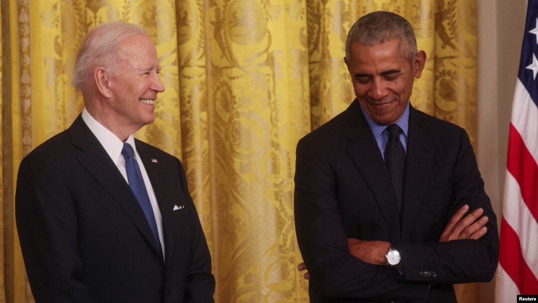 Predsednik Džo Bajden i bivši predsednik Barak Obama u Beloj kući 5. aprila 2022. (Foto: Reuters/Leah Millis)