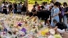 连日来数以千计港人到英国驻港总领事馆外献花悼念英女皇伊利莎伯二世驾崩，出现鲜花如海的景象 (美国之音/汤惠芸)
