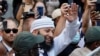 Adnan Syed tersenyum dan melambaikan tangannya seraya berjalan meninggalkan gedung pengadilan di Baltimore, pada 19 September 2022. Hakim memvonis bebas Syed dalam kasus pembunuhan yang terjadi pada tahun 1999. (Foto: Reuters/Evelyn Hockstein)