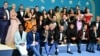 Autori i ekipa TV serije "Ted Laso" poziraju sa svojim Emijima posle 74. dodele nagrada u teatru Majkrosoft u Los Anđelesu, 12. septembra 2022. (Foto: AFP/ Frederik J. Braun)

