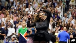Serena Williams reyaji apre li kale Anett Kontaveit, moun peyi Estoni nan dezyem tou US Open nan, Mekredi 31 Out, 2022. 