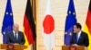 4月28日, 德国总理朔尔茨(左))和日本首相岸田文雄在东京的记者会上.