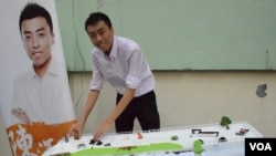 參選區議會的「東九龍社區關注組」成員陳澤滔 (美國之音湯惠芸拍攝)