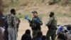 Agentes de la Patrulla Fronteriza de Estados Unidos procesan a migrantes entre las vallas primaria y secundaria de la frontera entre México y Estados Unidos en San Diego, California, el 22 de septiembre de 2023. [AFP/David Swanson]