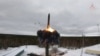 지난해 3월 1일에 러시아 국방부가 플레세츠크 지역에서 진행된 대륙간탄도미사일(ICBM)의 시험 발사 장면을 공개했다. (자료화면)