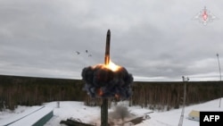 지난해 3월 1일에 러시아 국방부가 플레세츠크 지역에서 진행된 대륙간탄도미사일(ICBM)의 시험 발사 장면을 공개했다. (자료화면)