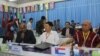 လိုင်ဇာမှာကျင်းပတဲ့ တိုင်းရင်းသားလက်နက်ကိုင်အဖွဲ့တွေရဲ့ အစည်းအဝေးကို တက်ရောက်လာတဲ့ ကုလသမဂ္ဂအတွင်းရေးမှူးချုပ်ရဲ့ အထူးကိုယ်စားလှယ် မစ္စတာ နမ်ဘီးယား၊(ဝဲ) နဲ့ တရုတ်ကိုယ်စားလှယ် မစ္စတာ ထောင်ယမ်း (ခေါ်) ဦးထွန်းရင် (လယ်) တို့အား KNU ခေါင်းဆောင်နှင့်အတူ။ (ဂျူလိုင် ၂၈၊ ၂၀၁၄)