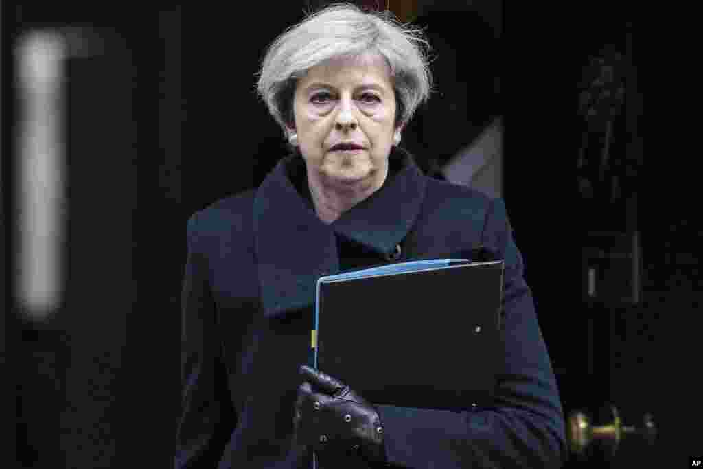 英国首相特蕾莎·梅离开首相府,前往议会(2017年3月24日)。 3月22日,她在首相府门前发表谈话说,议员们明天将照常开会。她还鼓励人们像往常一样活动,“他们会搭上火车,会离开他们的酒店,会走过这些街道,会过着他们的生活,我们都会一起前进,永远不要被恐怖吓倒,永远不要让仇恨的声音来驱使我们。”