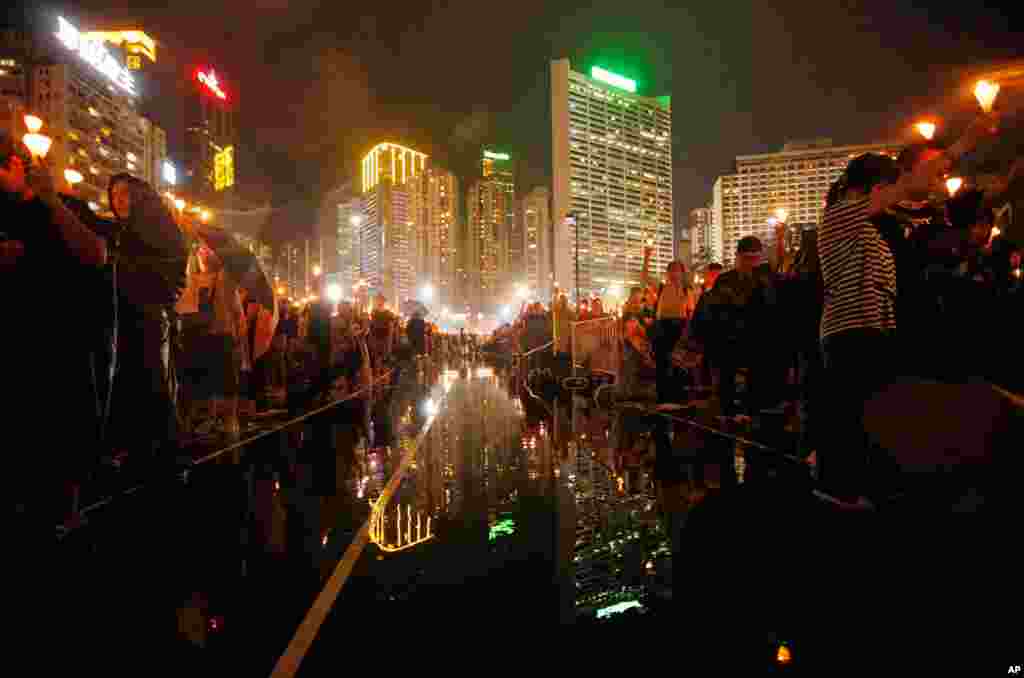 Puluhan ribu orang berpartisipasi dalam upacara peringatan tragedi Tiananmen di Victoria Park, Hong Kong (4/6). (AP/Vincent Yu) 