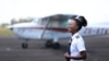 Refilwe Ledwaba, la première femme noire sud-africaine pilote d'hélicoptère, à l'aéroport Grand Central de Midrand, en Afrique du Sud. Elle forme de jeunes femmes africaines à devenir pilotes d'avions et de drones.