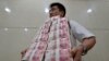 中国山西太原一家银行职员手捧成捆的人民币百元现钞。（路透社资料照片）