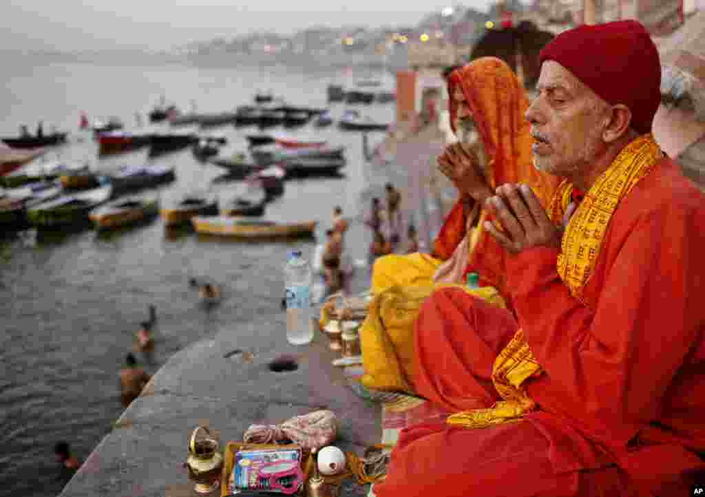 Umat Hindu melakukan sembahyang pagi hari di tepi Sungai Gangga suci di kota Varanasi, India. Varanasi adalah salah kota tertua di dunia.