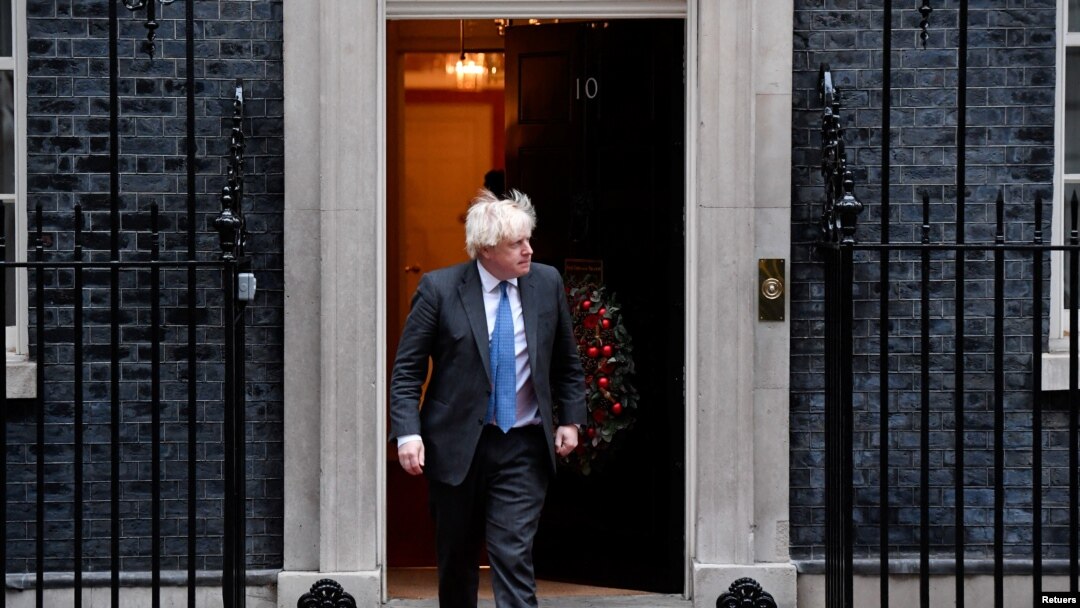 ARHIVA - Britanski premijer Boris Džonson ispred Dauning strita u Londonu (Foto: REUTERS/Toby Melville)