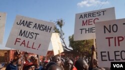 Malawi Election Protesters say the demos and dialogue should run concurrently. (L. Masina for VOA)