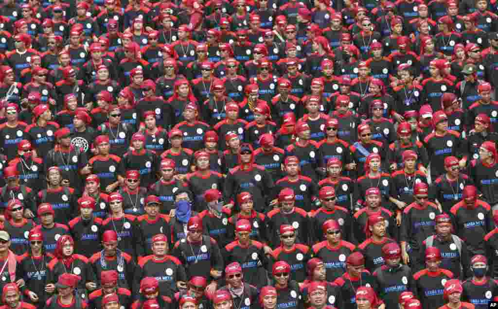 Ribuan buruh di Jakarta melakukan unjuk rasa untuk memperingati Hari Buruh, 1 Mei 2013.