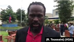 Senator Antonio Cheramy berbicara dengan VOA Creole di halaman parlemen Haiti, 30 Mei 2019. 