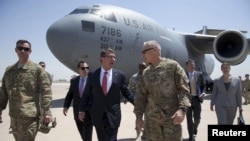 El secretario de Defensa, Ash Carter, fue recibido en Irak por el embajador estadounidense Stuart Jones (segundo de la izquierda) y por el Teniente General Army Lt. Gen. James Terry (derecha).