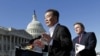 2011年3月7日，吴弘达在美国国会大厦前发表讲话，身后是美国议员克里斯·史密斯