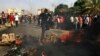 Manifestation à Khartoum, au Soudan, pour dénoncer les détentions nocturnes par l'armée de membres du gouvernement, le 25 octobre 2021.