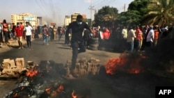 Manifestation à Khartoum, au Soudan, pour dénoncer les détentions nocturnes par l'armée de membres du gouvernement, le 25 octobre 2021.