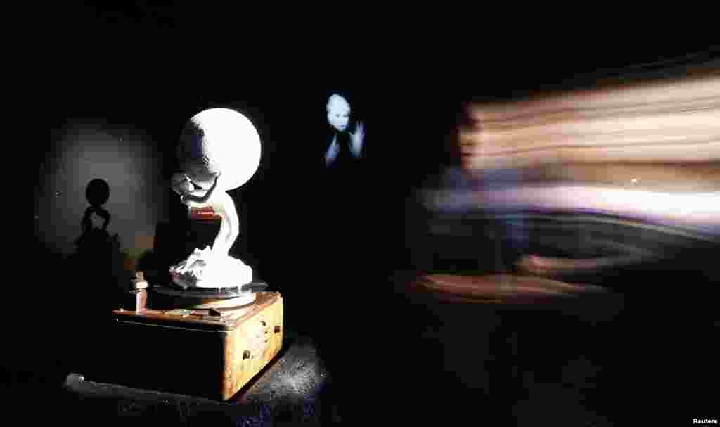 Instalasi seni berjudul "Music for silence" dari seniman Kanada Shary Boyle. (Reuters/Stefano Rellandini)