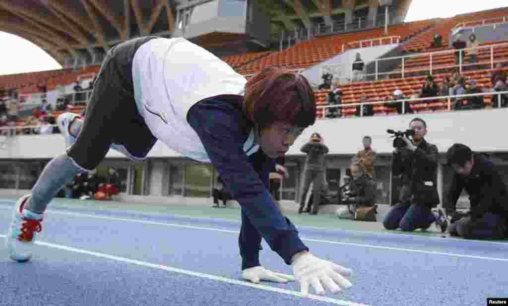 Kenichi Ito, pelari tercepat dunia dengan 4 kaki (atau tepatnya dua kaki dan dua tangan) melakukan latihan sebelum memecahkan rekor Guinness 100 meter atas namanya sendiri di Tokyo, Jepang. Kenichi, 31 tahun, mencatat rekor baru 16,87 detik untuk jarak 100 meter dengan berlari dengan "4 kaki".