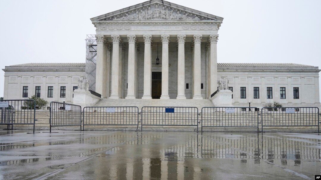 La Corte Suprema de Estados Unidos, vista con un reflejaoo en el suelo, el viernes 23 de junio de 2023, en Washington.