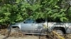 Puing-puing melingkupi sebuah mobil setelah banjir menerjang wilayah Plainfield, Vermont, pada 11 Juli 2024, akibat terjangan topan Beryl ke wilayah tersebut. (Foto: AP/Lisa Rathke)